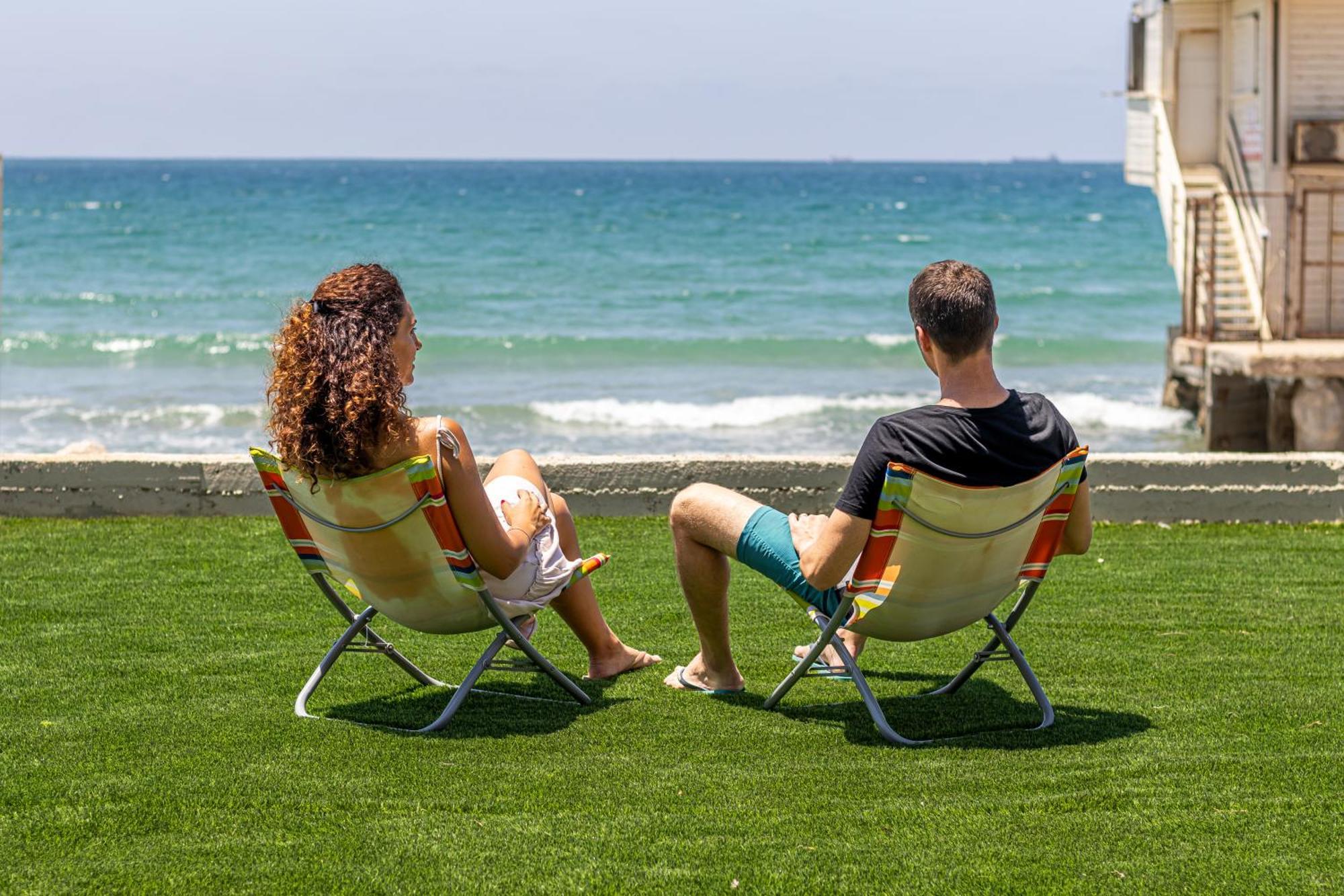 בית חוף מושלם עם גקוזי ומרפסת - Beachside Bliss W Jacuzzi Haifa Kültér fotó